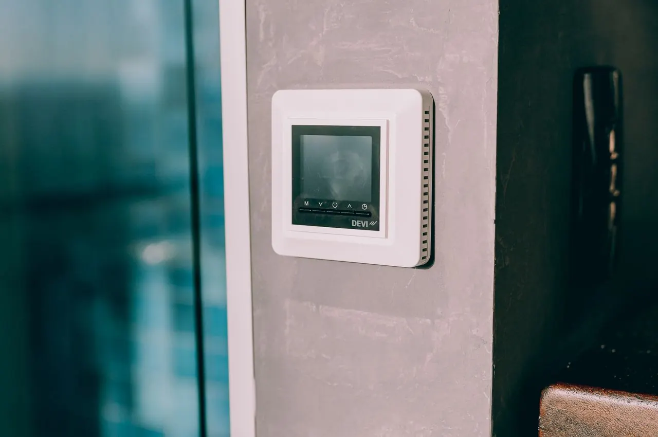 How Smart Thermostats Help Reduce Energy Use smart home technology illustration