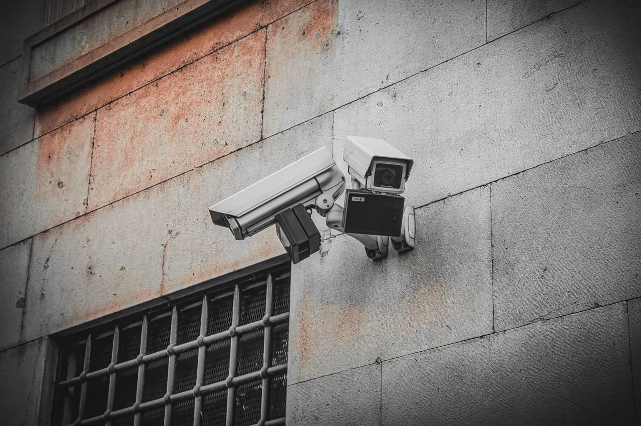 How to Choose a Smart Security Camera smart home technology illustration
