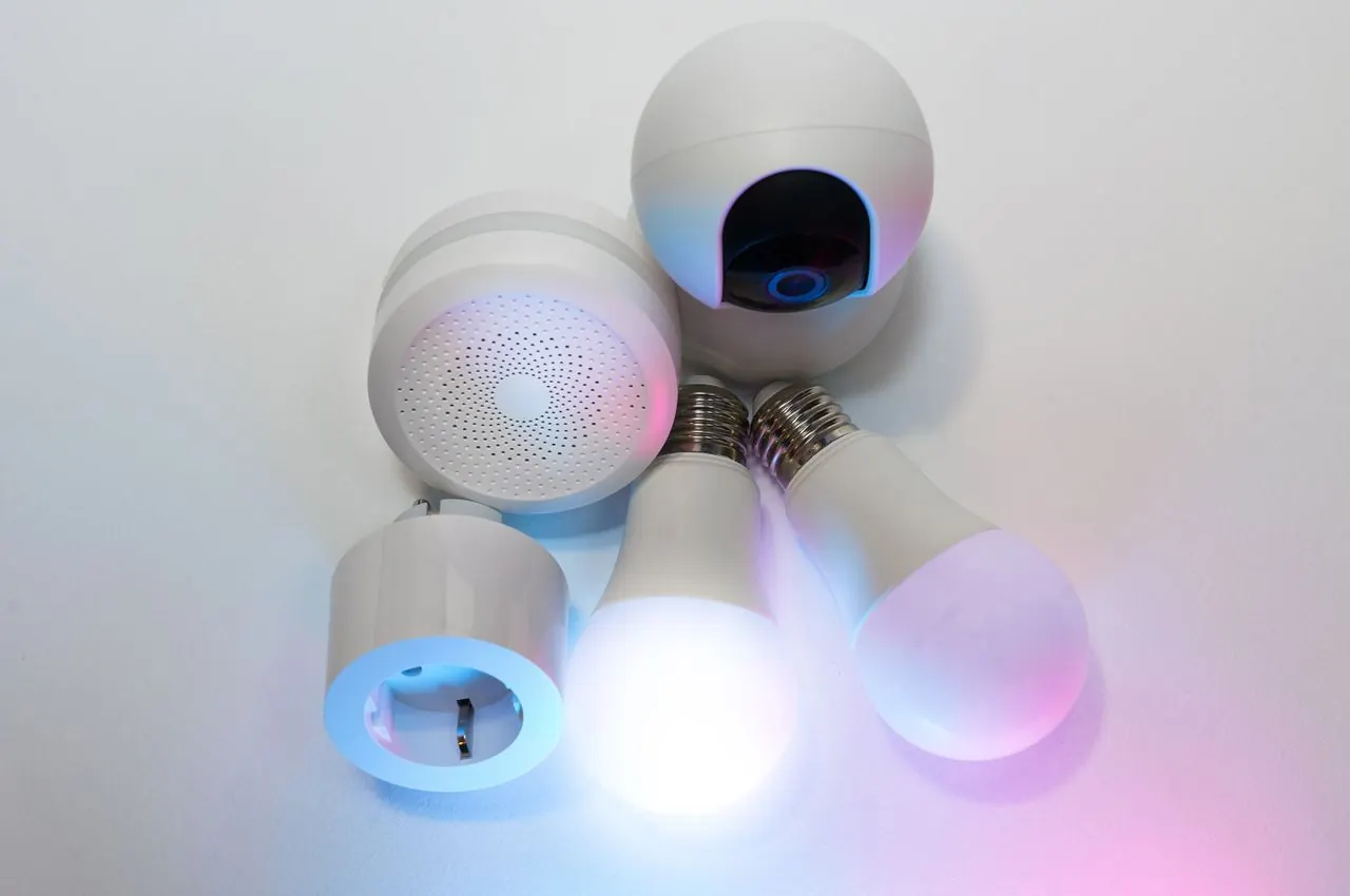 Smart Home Hub vs Hub-Free Devices smart home technology illustration